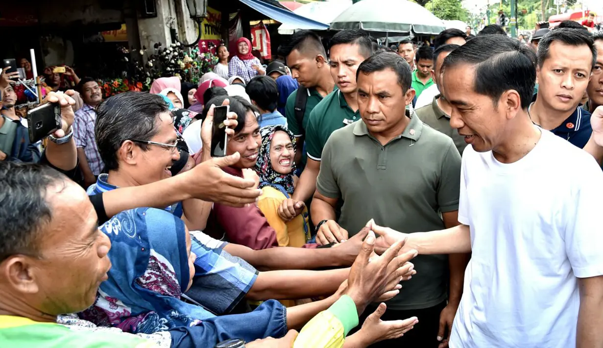 <p>Antusias masyarakat untuk bersalaman dengan Presiden Jokowi yang sedang menikmati suasana jelang pergantian tahun di kawasan Malioboro, Yogyakarta, Minggu (31/12). Jokowi tampak ditemani putra bungsunya, Kaesang Pangarep. (LIputan6.com/Biro Setpres)</p>