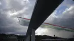 Tim aerobatik Angkatan Udara Italia, Frecce Tricolori (Panah Tiga Warna), terbang di atas Jembatan Saint George Genoa baru di Genoa, Italia, Senin (3/8/2020). Jembatan tersebut dibangun untuk menggantikan viaduk yang ambruk dua tahun lalu dan menewaskan 43 orang. (Xinhua/Stringer)