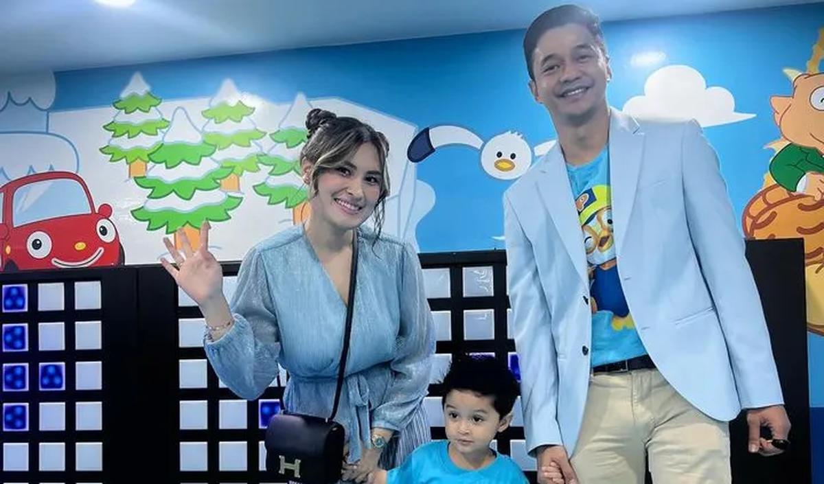 Ada juga yang salfok dengan penampilan Angbeen Rishi. Potert ibu satu anak ini terlihat begitu cantik.<br>