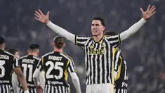 Pemain Juventus, Dusan Vlahovic, melakukan selebrasi setelah mencetak gol ke gawang Sassuolo dalam laga Serie A 2023/2024 giornata 20 yang dihelat di Allianz Stadium, Rabu (17/1/2024). (Marco Alpozzi/LaPresse via AP)