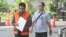 Kepala Kantor Pelayanan Pajak Penanaman Modal Asing Tiga Kanwil Jakarta Khusus Yul Dirga (kiri) saat tiba di Gedung KPK, Jakarta, Kamis (26/12/2019). Yul diperiksa sebagai tersangka dalam kasus dugaan suap pemeriksaan atas restitusi pajak PT WAE tahun pajak 2015 dan 2016. (merdeka.com/Dwi Narwoko)