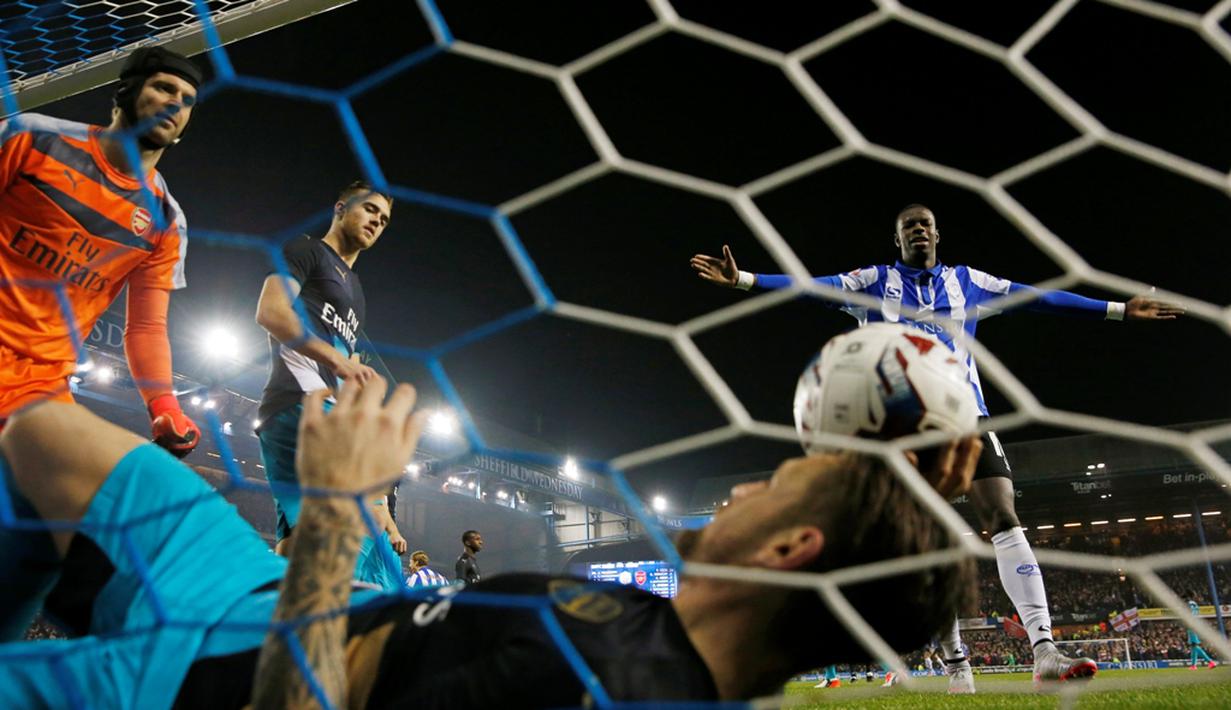 Kiper Arsenal Peter Cech hanya melihat bola yang masuk kegawangnya  pada babak keempat Piala Liga Inggris di Stadion Hillsborough, Rabu (28/10/2015) dini hari WIB. Arsenal 0-3. (Reuters / Lee Smith)