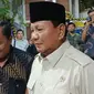 Menhan Prabowo Subianto melayat ke rumah duka mantan Menteri Koordinator Bidang Kemaritiman, Rizal Ramli, Rabu (3/1/2024). (Liputan6.com/