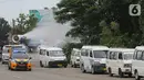 Sebuah mobil gunner spraying menyemprotkan cairan disinfektan di kawasan Serpong, Tangerang Selatan, Sabtu (2/5/2020). PMI mengerahkan dua mobil gunner untuk menyemprotkan cairan disinfektan tahap pertama di wilayah Serpong, Setu, Serpong Utara dan Pamulang. (Liputan6.com/Fery Pradolo)
