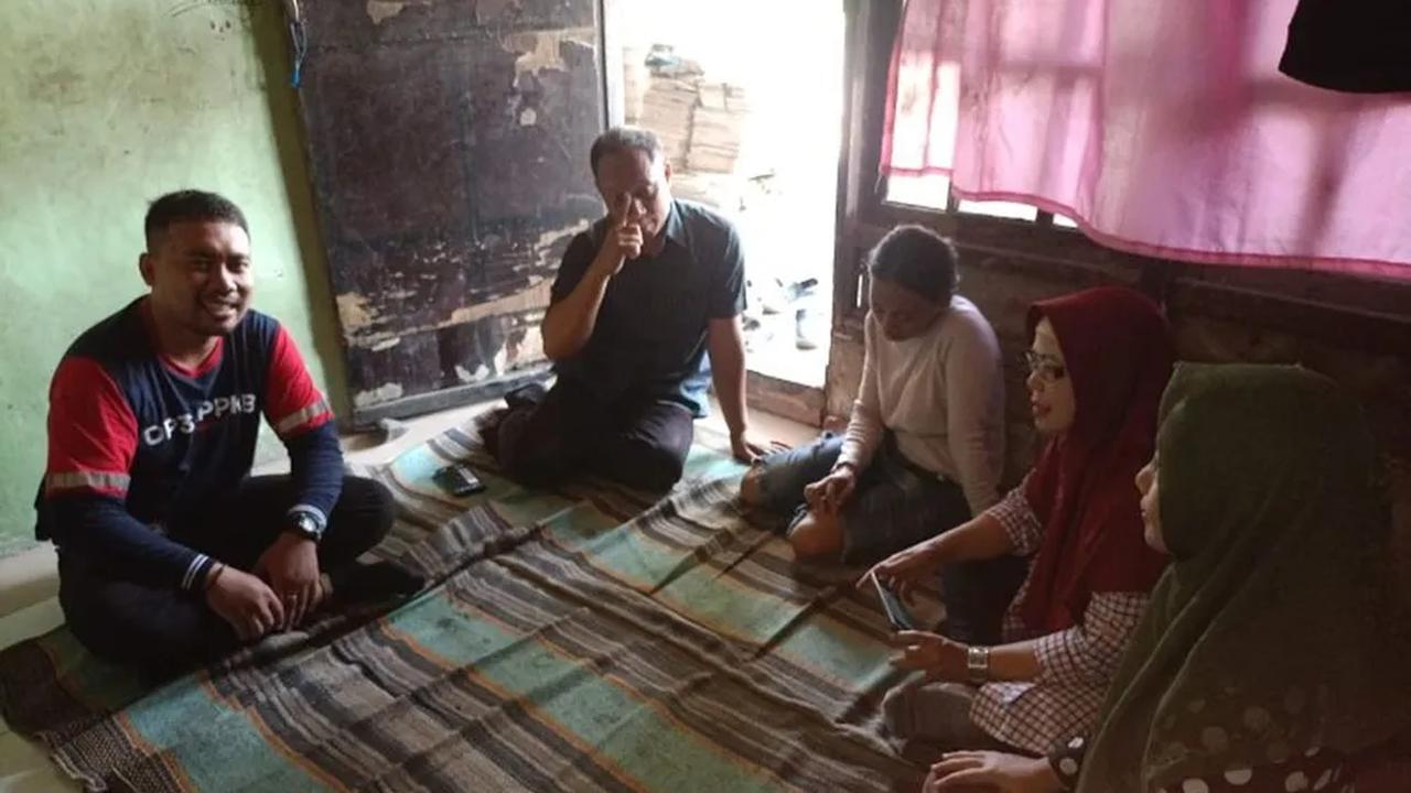 Pada Senin (13/11) ini, ayah Rido atau Harianto, sudah diarahkan ke Kantor Kelurahan Karangpoh dan DPRKPP Surabaya terkait dengan bantuan Rutilahu (rumah tidak layak huni) dan tawaran pekerjaan.