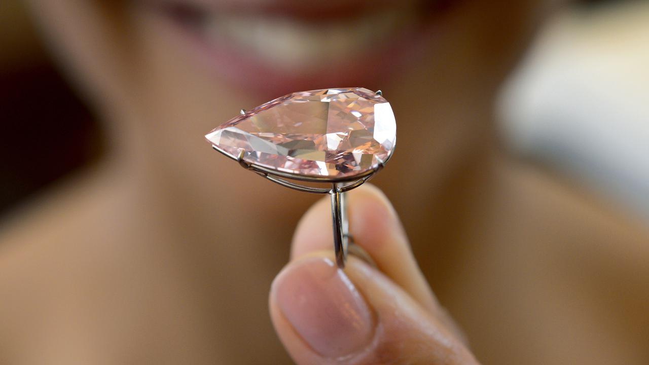 20160509- Berlian Langka Senilai 500 M Siap Dilelang- Swiss-AFP Photo