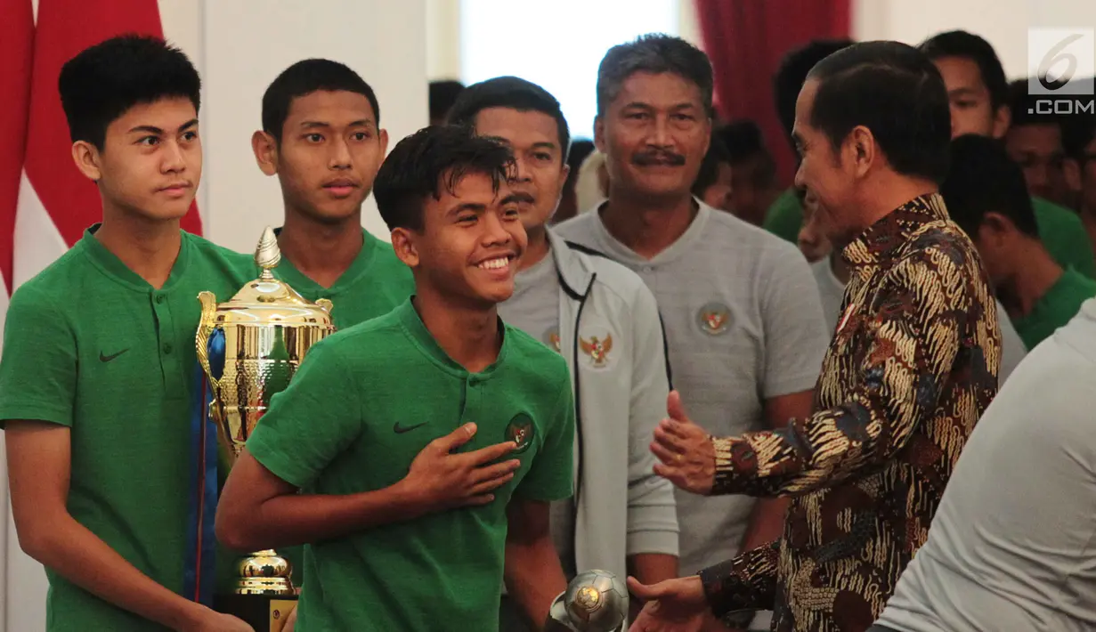 Presiden Joko Widodo (Jokowi) menerima skuad Tim Nasional (Timnas) Indonesia U-16 di Istana Merdeka, Jakarta, Kamis (4/10). Mengenakan kaos hijau dan celana training hitam, anak-anak asuh Fakhri Husaini datang ke Istana. (Liputan6.com/Angga Yuniar)