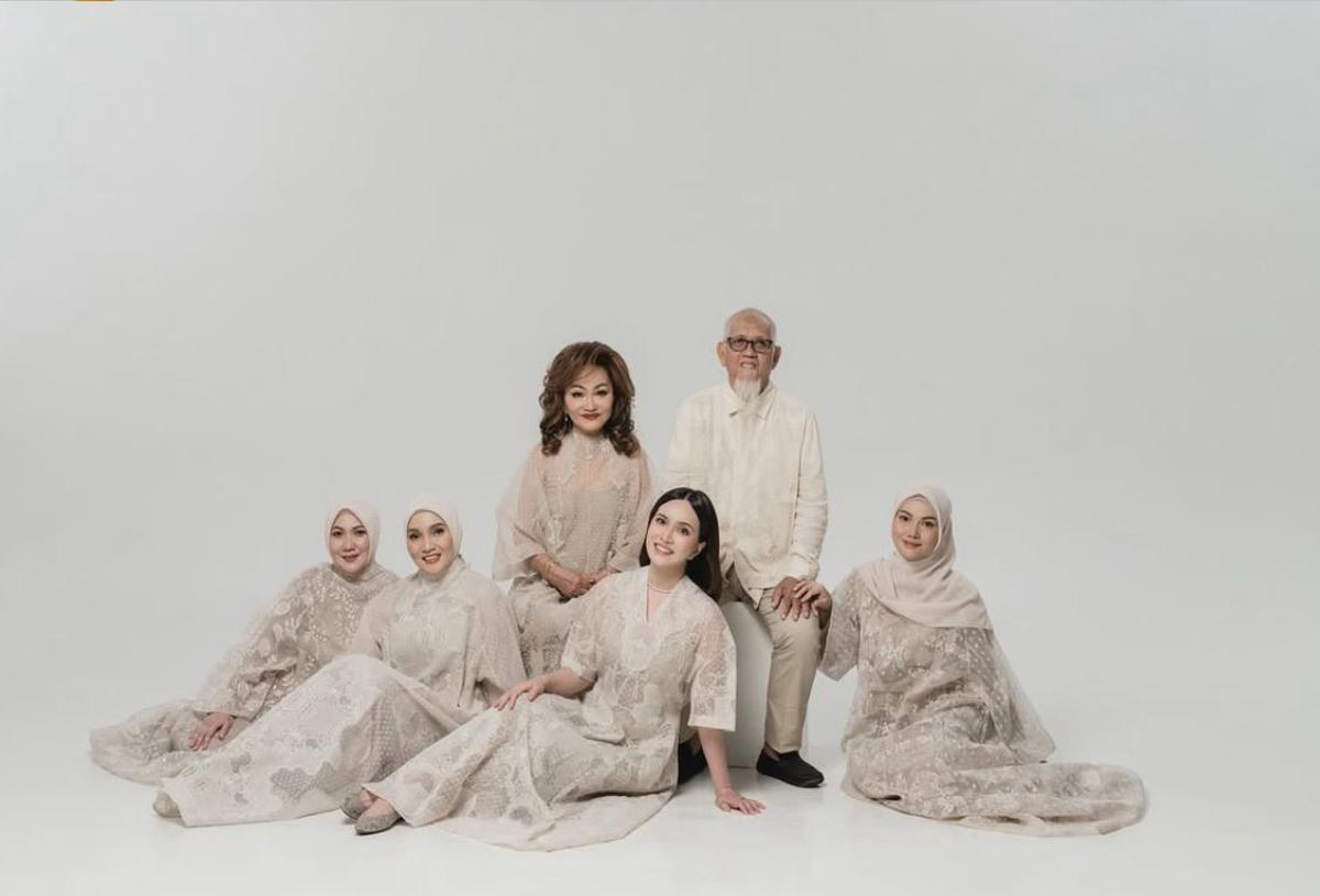 7 Potret Keluarga Besar Shandy Aulia yang Tampil Kompak dalam Busana Krem