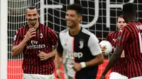 Penyerang AC Milan, Zlatan Ibrahimovic, merayakan gol yang dicetaknya ke gawang Juventus pada laga lanjutan Serie A pekan ke-31 di Stadion San Siro, Rabu (8/7/2020) dini hari WIB. AC Milan menang 4-2 atas Juventus. (AFP/Miguel Medina)