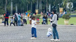 Pengunjung kawasan wisata Monumen Nasional (Monas) rata-rata datang dari wilayah sekitar Jakarta seperti Depok, Bogor, Tangerang dan Bekasi. (Liputan6.com/Herman Zakharia)
