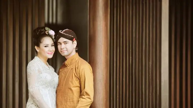Raffi Ahmad dan Nagita Slavina dalam balutan baju adat. (Via Instagram @theleonardi)