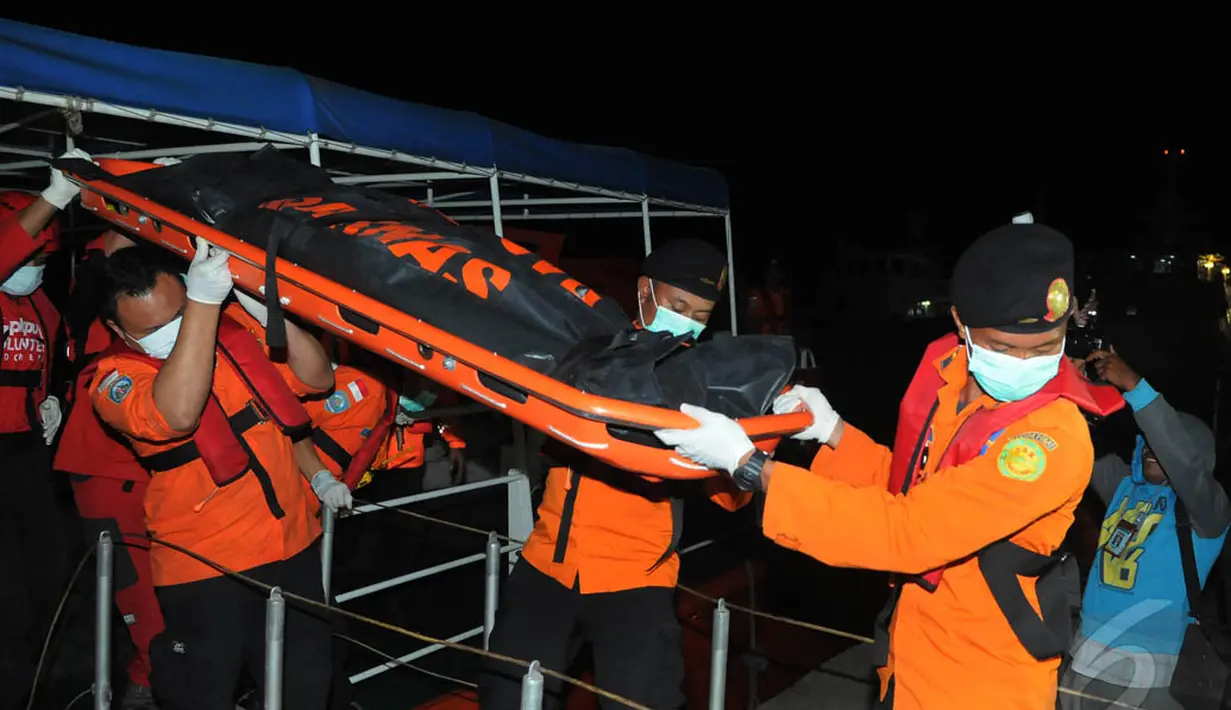 Anggota SAR memindahkan jenazah korban pesawat AirAsia QZ8501 dari kapal milik Basarnas di Pelabuhan Kumai, Kotawaringin Barat, Kalteng, Rabu (7/1/2015) dini hari. (Liputan6.com/Herman Zakharia)