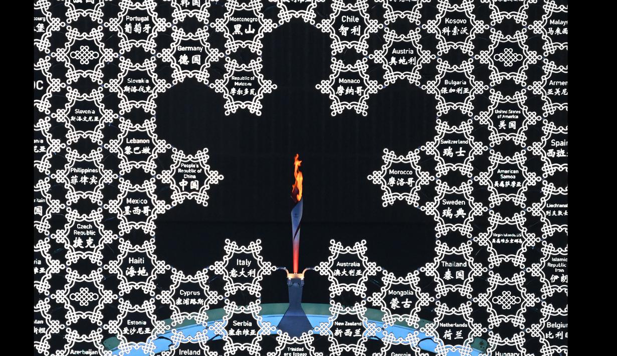 Api Olimpiade digambarkan selama upacara pembukaan Olimpiade Musim Dingin Beijing 2022, di Stadion Nasional, yang dikenal sebagai Stadion Bird's Nest, di Beijing, pada 4 Februari 2022. (AFP/Permata Samad)