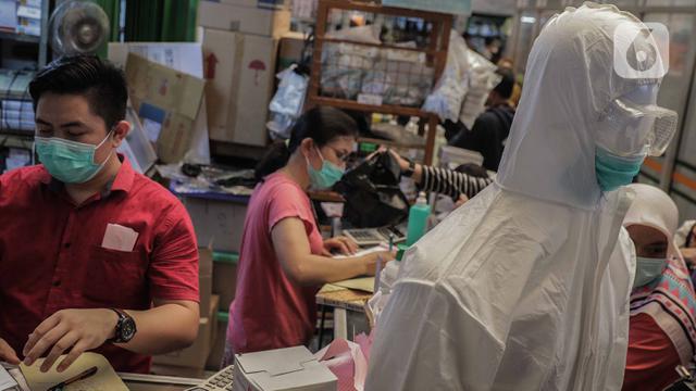 Indonesia Positif Corona, Warga Serbu Pasar Pramuka