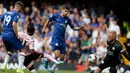 Pemain Chelsea Christian Pulisic (tengah) berebut bola dengan bek Leicester City Ricardo Pereira (dua kiri) di depan penjaga gawang Leicester City Kasper Schmeichel dalam Liga Inggris di Stadion Stamford Bridge, London, Minggu (18/8/2019). Pertandingan berakhir imbang 1-1. (AP Photo/Frank Augstein)