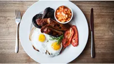  Tak sempat atau tak terbiasa makan pagi sering dilontarkan mereka yang melewatkan sarapan. Namun jangan biasakan ini terjadi. Banyak dampak yang tidak menyenangkan bagi tubuh bila Anda melewatkan sarapan.