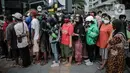 Warga dan pengemudi ojek daring antre makanan gratis di Sudirman, Jakarta, Jumat (8/5/2020). Bagi-bagi makanan ini sebagai bentuk kepedulian untuk pengemudi ojol dan warga terdampak kebijakan penanganan virus corona, seperti work frome home dan physical distancing. (Liputan6.com/Faizal Fanani)