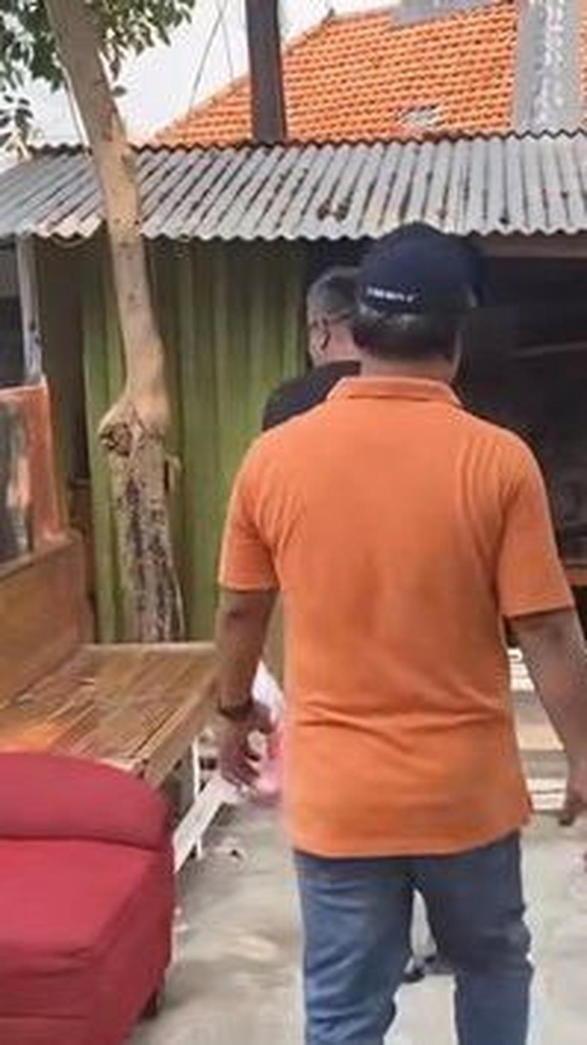 Karena pada saat itu rumahnya masih dalam proses renovasi, tempat di halaman samping ini sering digunakan oleh Temon untuk menerima tamu-tamunya. Meskipun begitu, tempat ini terasa sangat nyaman dan menawarkan suasana yang sejuk.