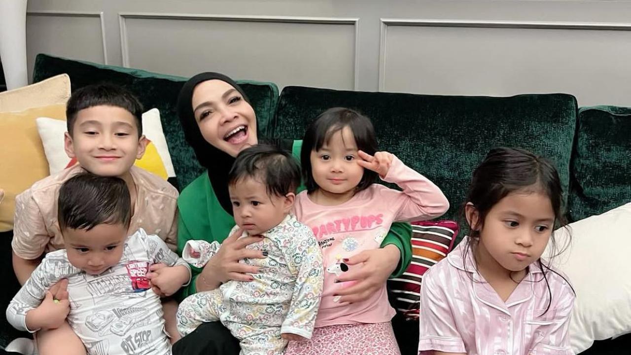 5 Potret Momen Seru Kebersamaan Rieta Amilia dan Lima Cucunya, Begini Kekompakannya!