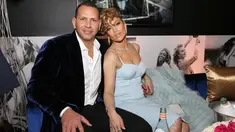 Jennifer Lopez ditemani sang kekasih, Alex Rodriguez menghadiri acara kampanye Guess 2018 di Los Angeles, 31 Januari 2018. Penyanyi yang akrab disapa J.Lo itu tampil mewah dengan perhiasan bling-bling. (Rachel Murray/Getty Images for Guess, Inc./AFP)