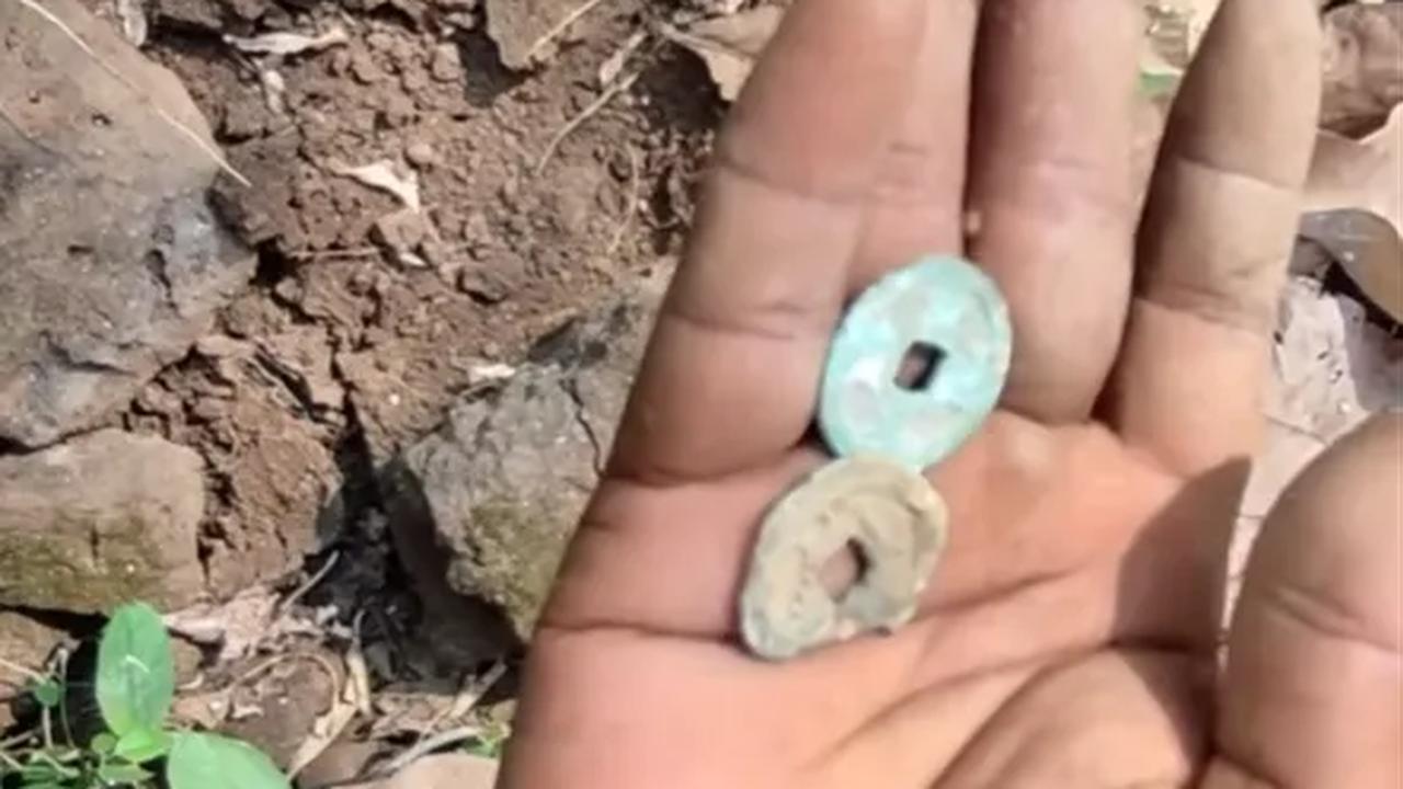 Temuan berupa uang gepeng memperkuat dugaan kawasan ini berkaitan erat dengan era kerajaan.