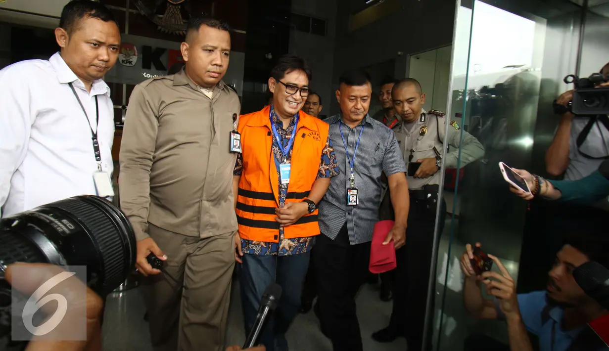Tersangka dugaan korupsi pembangunan Stadion Hambalang tahun 2010-2012, Andi Zulkarnaen Mallarangeng alias Choel Mallarangeng usai diperiksa penyidik KPK, Jakarta, Senin (6/2). (Liputan6.com/Helmi Affandi)