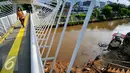 Warga melintas di jembatan penyeberangan orang (JPO) Jayakarta, Manggarai, Jakarta, Kamis (28/4/2016). Warga Manggarai kini dapat melewati sungai Ciliwung melalui JPO Jayakarta. (Liputan6.com/Yoppy Renato)