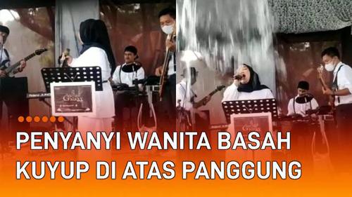 VIDEO: Basah Kuyup, Penyanyi Wanita Alami Nasib Apes Ketika Bekerja