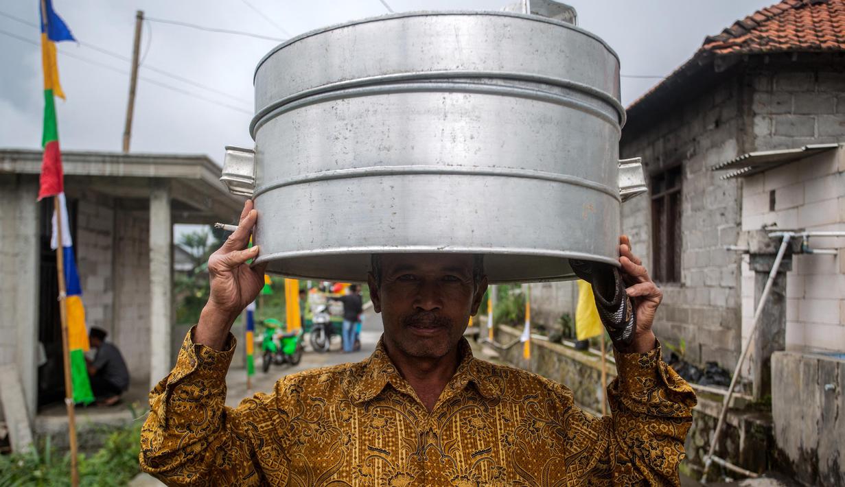 Tradisi Nyadran dilakukan di bulan Sya'ban atau Ruwah untuk mengucapkan rasa syukur dengan mengunjungi makam leluhur serta kerabat yang ada di suatu kelurahan atau desa. (DEVI RAHMAN/AFP)