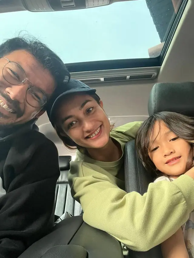 [Fimela] Salma anak Rio Dewanto - Atiqah Hasiholan