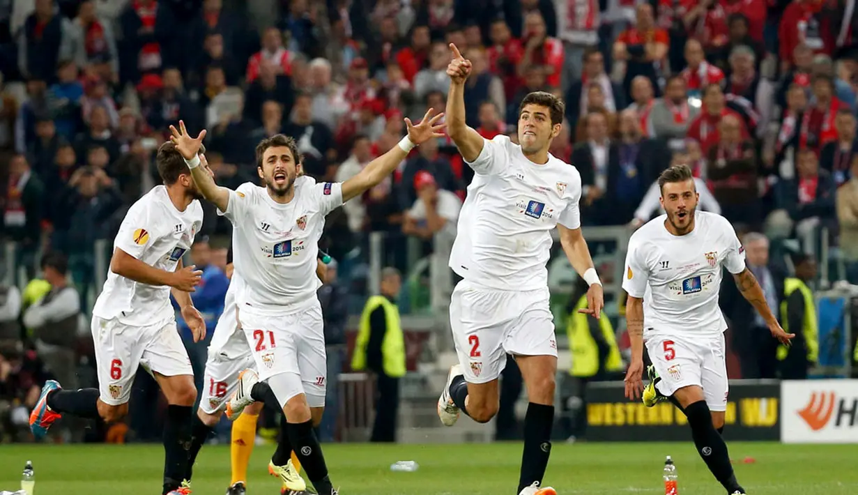 Para pemain Sevilla berlarian usai memenangkan adu penalti atas Benfica (4-2) di final Liga Europa yang digelar di stadion Juventus, Turin, Italia, (15/4/2014). (REUTERS/Juan Medina)