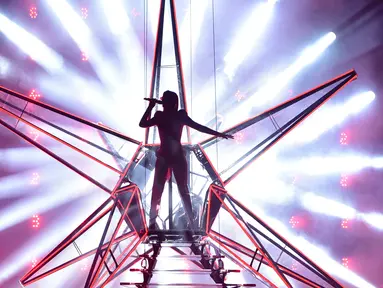 Penyanyi Katy Perry tampil di Madison Square Garden dalam tur "Witness: The Tour" di New York (2/10). Tidak hanya tampil menawan, tata panggung konser Katy Perry juga berhasil puaskan penonton. (Evan Agostini/Invision/AP)