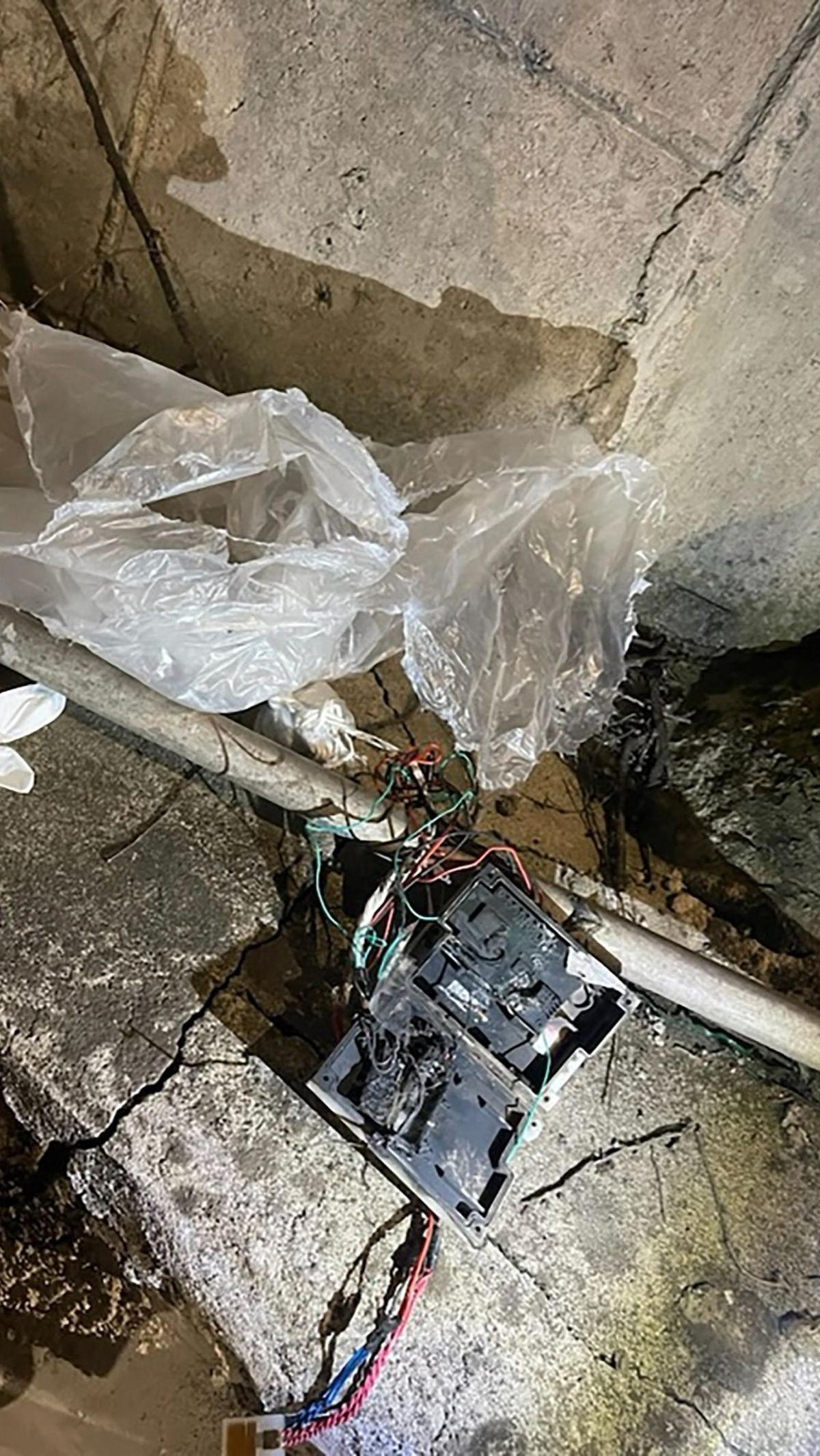 JCS menuturkan bahwa balon-balon yang jatuh tersebut membawa berbagai macam sampah, seperti botol plastik, baterai, bagian sepatu, dan bahkan kotoran hewan. Namun, sejauh ini tidak ada kerusakan yang dilaporkan.&nbsp;Handout/South Korean Defence Ministry/