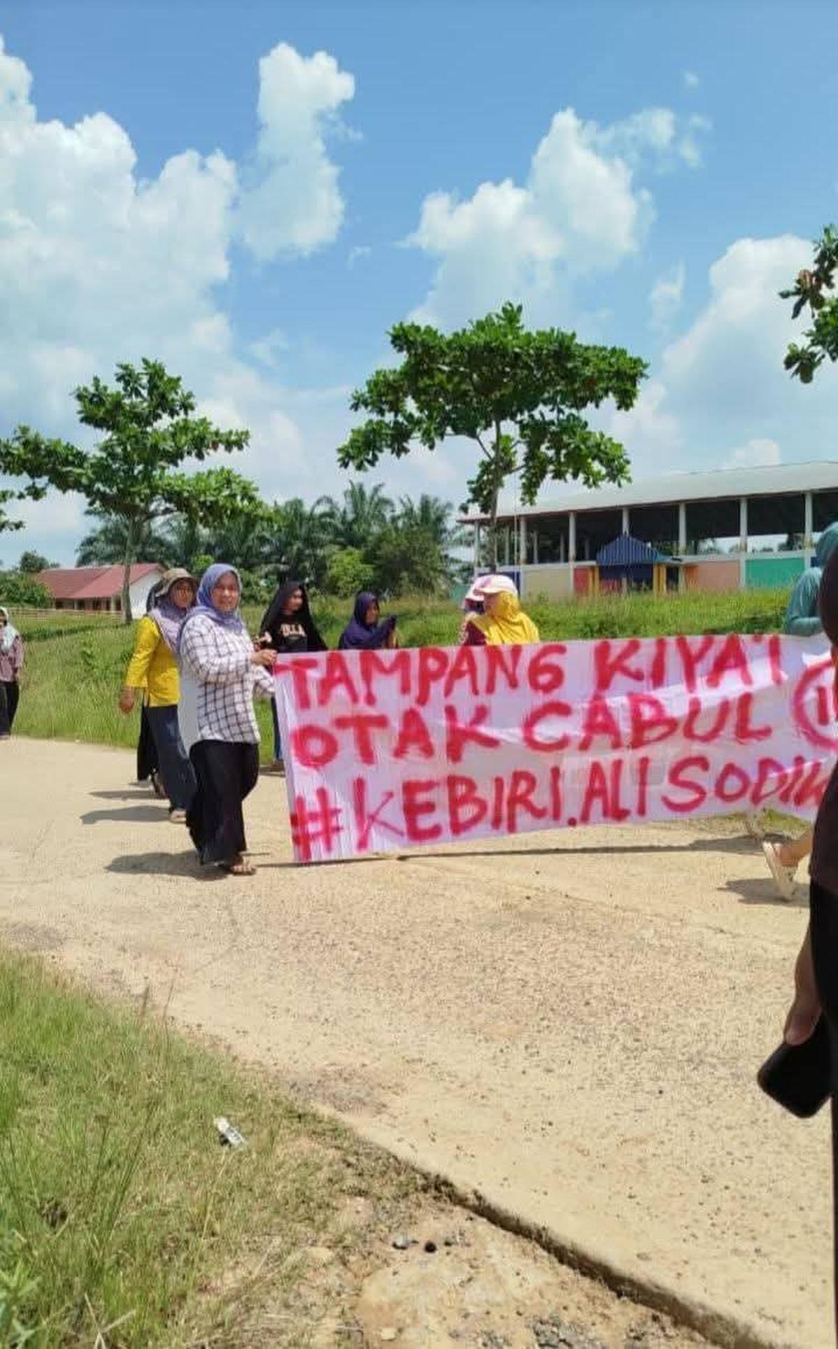 Diduga Lecehkan 2 Guru Wanita, Pimpinan Pesantren di Lahat Diusir Warga
