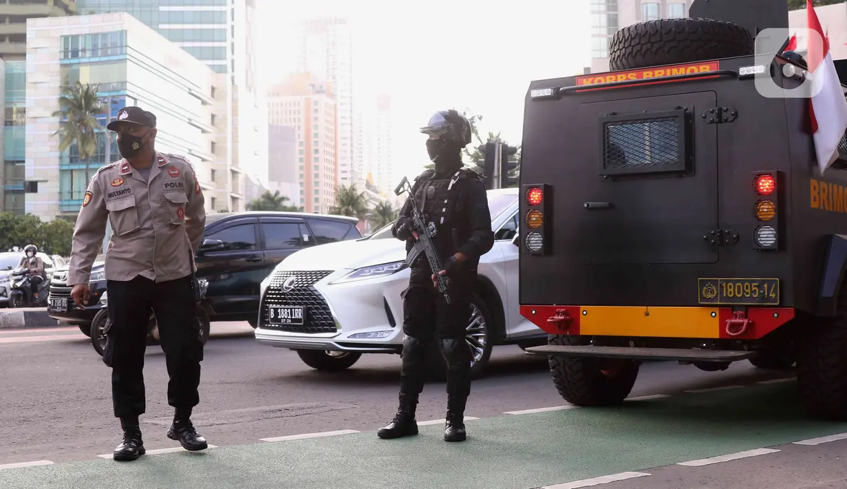Polisi bersenjata lengkap melakukan pengamanan di Kawasan Bundaran HI, Jakarta, Jumat (31/12/2021). Pengaman tersebut untuk mengamankan kondisi Jakarta saat malam pergantian tahun baru 2021. (Liputan6.com/Angga Yuniar)