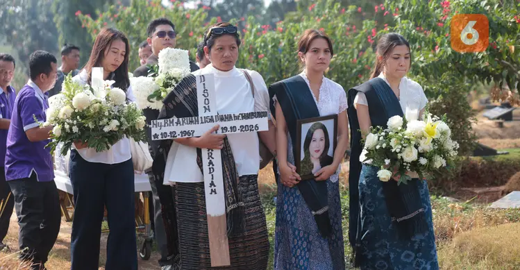 Marsha Aruan bersama sang adik, Michelle Aruan, mengantarkan jenazah ibunda mereka, Lisa Diana Tambunan, ke tempat peristirahatan terakhir di TPU Tanah Kusir, Kebayoran Lama, Jakarta Selatan, Rabu (21/10/2026). (KLY/Budy Santoso)