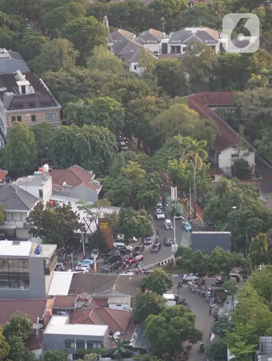 Lansekap pemukiman penduduk berlatar gedung bertingkat terlihat dari kawasan Senayan, Jakarta, Selasa (21/1/2020). Staf Khusus Kementerian PUPR Bidang Sumber Daya Air Firdaus Ali menjelaskan, ruang terbuka hijau di Jakarta baru 9,98% kurang dari syarat minimum 30%. (Liputan6.com/Immanuel Antonius)
