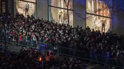 Warga berkumpul untuk menyaksikan upacara tahunan ke-86 penyalaan pohon Natal Rockefeller Center di 50th Street, New York, AS, Rabu (28/11). Pohon yang dipakai merupakan cemara spruce Norwegia setinggi 22 meter dan berat 12 ton. (AP Photo/Mary Altaffer)