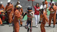 Marc Marquez melakukan selebrasi usai memenangi MotoGP Katalunya (LLUIS GENE / AFP)