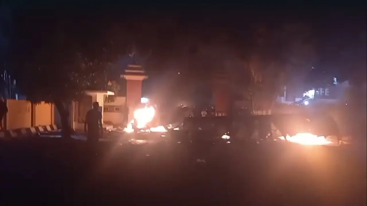 Polda DIY gelap gulita, massa bakar dua mobil