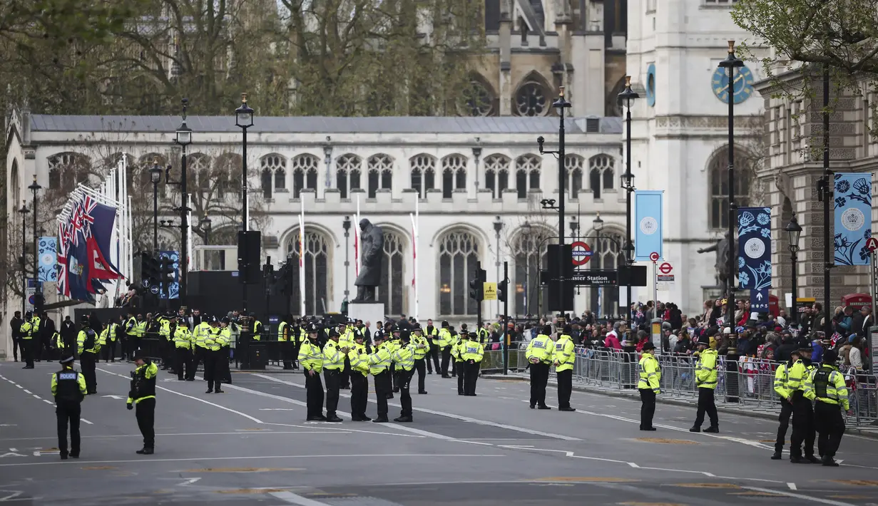 Petugas Kepolisian Metropolitan berbaris di jalanan menjelang penobatan Raja Charles III di London, Sabtu (6/5/2023). (Rob Pinney/Pool Photo via AP)