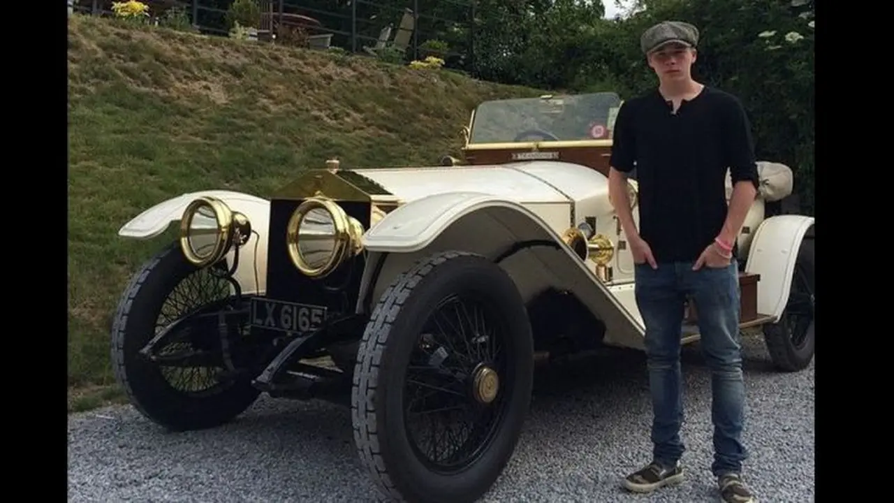 Anak Beckham Belajar Nyetir Mobil Pakai Rolls Royce Tua