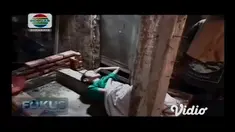 Dua orang kakak beradik di Kabupaten Jember, Jawa Timur, menderita lumpuh, buta dan bisu sejak kecil, Mereka hidup di rumah tak layak huni dan terbuat dari bambu bersama ibunya.
