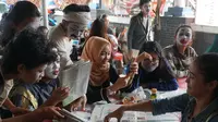 Mahasiswa ISBI Bandung terkejut dengan kehadiran sejumlah pantomim di kampusnya, Jumat (25/3/2019). (Huyogo Simbolon)