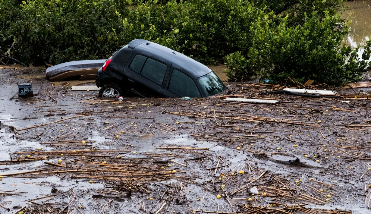 Di Valencia, Badan Meteorologi Spanyol telah mengeluarkan peringatan bahaya. (AP Photo/Gregorio Marrero)