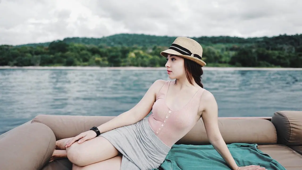[Bintang] Mulai Dari Kaos Band Sampai Off-Shoulder Dress, 5 Gaya Liburan Santai Nikita Willy Ini Sukses Bikin Iri