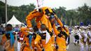 Penampilan Marching Band IPDN memeriahkan upacara peringatan HUT Korps Pegawai Republik Indonesia (Korpri) ke 45 di Silang Monas, Jakarta,  Selasa (29/11). Presiden Jokowi bertindak menjadi Inspektur Upacara. (Liputan6.com/Faizal Fanani)