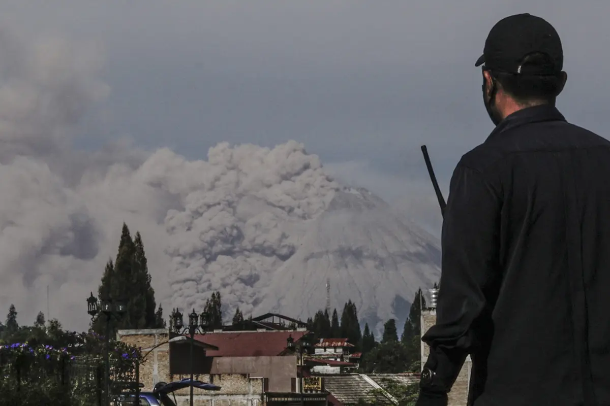 Gunung Sinabung Semburkan Material Vulkanik Setinggi 3.000 Meter