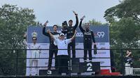 Momen drifter Alpha Rules Danny Ferdito naik podium kedua di putaran pertama Indonesia Drift Series 2023. (Dokumentasi Alpha Rules)
