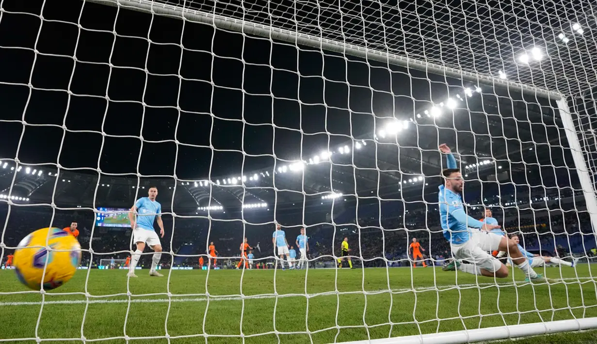 Inter Milan lagi-lagi menunjukkan pertahanan kukuh bak karang dengan menaklukkan Lazio clean sheet, 2-0. Lautaro dan Thuram tak terbendung. (AP Photo/Andrew Medichini)